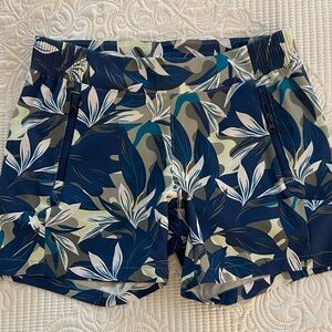 Columbia Floral Women's Shorts size Small Excellent Condition
